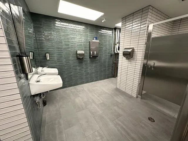 Commercial washroom